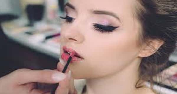 to look beautiful use light lipstick for your makeup for first date
