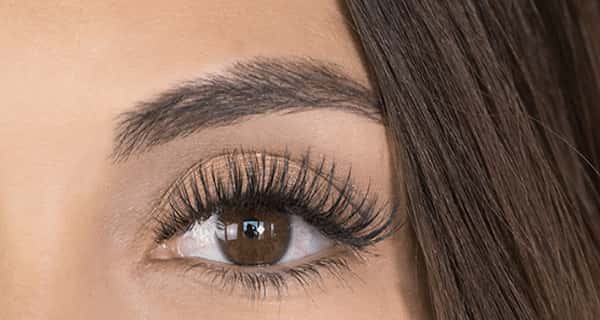 You can use only mascara or fake eye lashes for your makeup for first date